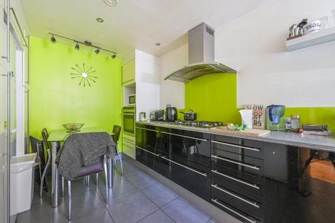 Cloysters Green, London, E1W 3 bed maisonette for sale