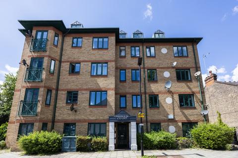 Silver Crescent, London W4 2 bed flat for sale