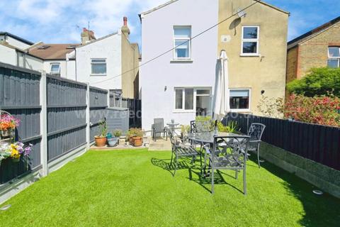 Rochford Avenue, Westcliff On Sea 4 bed semi