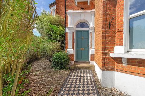 Fairmount Road, SW2 3 bed flat for sale