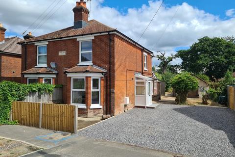 Salisbury Road, Totton SO40 3 bed semi