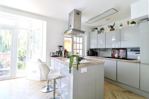 Snakes Lane East, Woodford Green 3 bed terraced house for sale