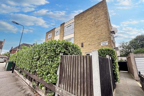 Teesdale Road, London, E11 3 bed flat for sale