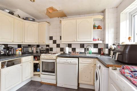 Yarborough Close, Godshill, Isle of... 3 bed semi