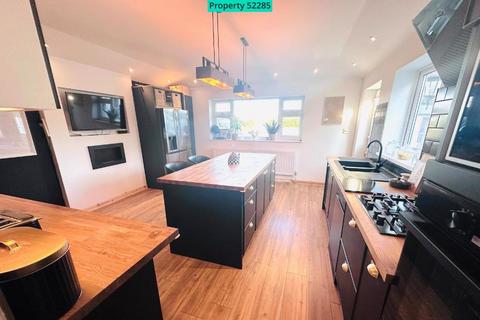 Robin Hood Road, Arnold, Nottingham... 4 bed semi