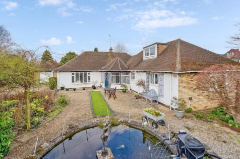 Mayflower Way, Farnham Common SL2 4 bed bungalow for sale