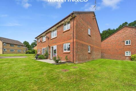 Acorn Drive, Wokingham 2 bed ground floor flat for sale