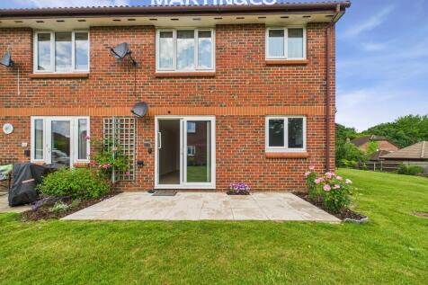 Acorn Drive, Wokingham 2 bed ground floor flat for sale