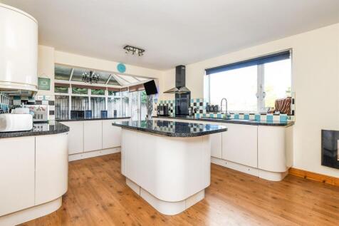 6 bedroom detached house for sale
