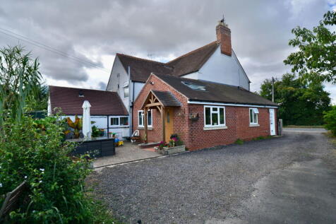 Station Road, Offenham, WR11 8LW 3 bed semi