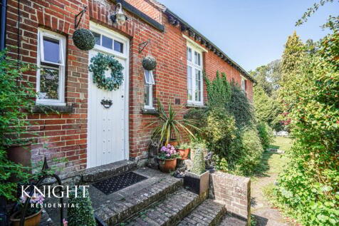 5 bedroom link detached house for sale