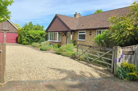 Priors Court Road, Thatcham RG18 4 bed detached bungalow for sale