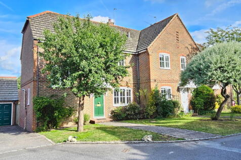 The Close, Thatcham RG18 3 bed end of terrace house for sale