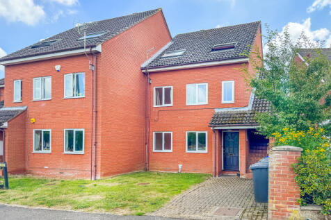 Tattersalls Crescent, The Avenue... 2 bed apartment for sale