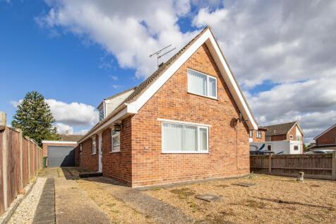 Whitelands, Fakenham, Norfolk, NR21 8EW 4 bed detached bungalow for sale