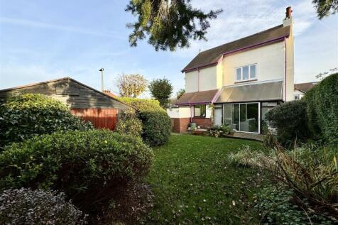 Longley Road, Almondbury... 3 bed detached house for sale