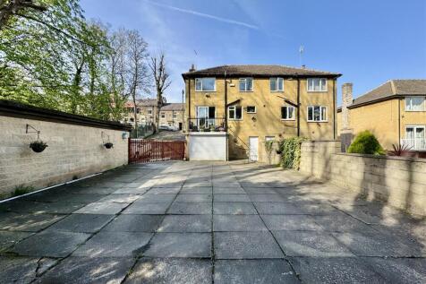 Newsome Road, Newsome, Huddersfield... 3 bed semi