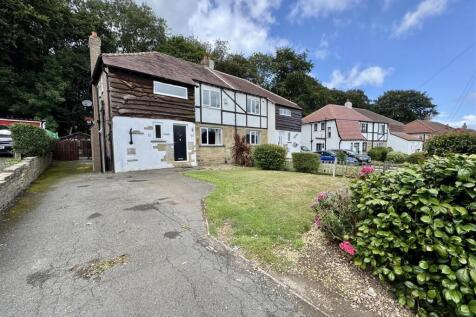 Broadgate Crescent, Almondbury... 3 bed semi