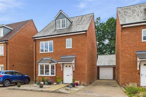 Royal Gardens, Tadley, Hampshire, RG26 4 bed detached house for sale