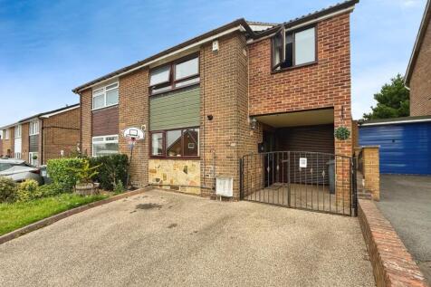 Penn Drive, West Yorkshire WF15 3 bed semi