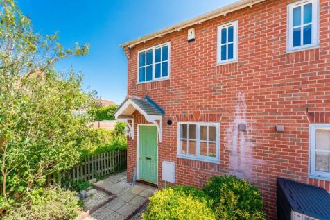 Immaculate two bedroom house, ideal... 2 bed end of terrace house for sale