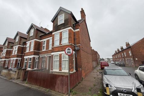 6 bedroom semi-detached house for sale