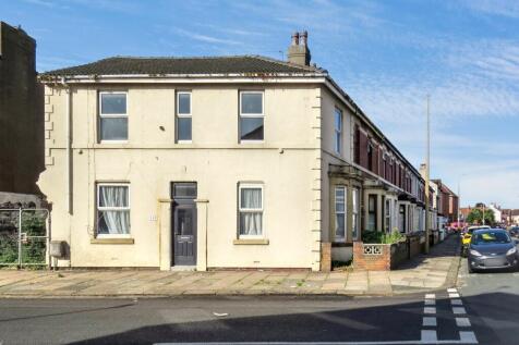 4 bedroom end of terrace house for sale