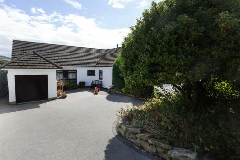 Furnbrook Gardens, Huddersfield 3 bed detached bungalow for sale