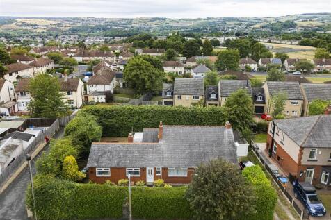 Town End, Almondbury, Huddersfield 4 bed detached bungalow for sale