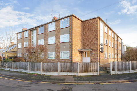 Marina Avenue, Rayleigh, Essex 1 bed apartment for sale