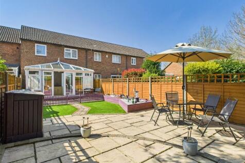 Falcon Fields, Tadley, Berkshire, RG26 2 bed terraced house for sale
