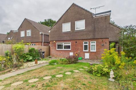 Droxford Crescent, Tadley, Hampshire... 3 bed detached house for sale