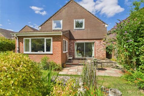 Droxford Crescent, Tadley, Hampshire... 3 bed detached house for sale