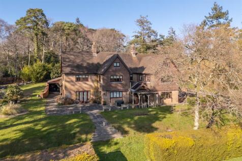 6 bedroom detached house for sale