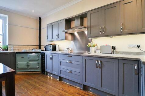 3 bedroom maisonette for sale