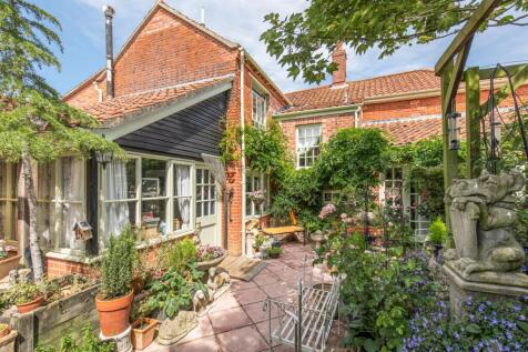4 bedroom semi-detached house for sale