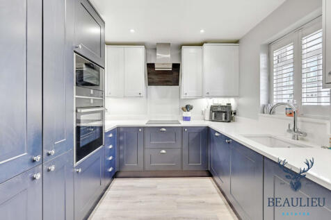 4 bedroom semi-detached house for sale