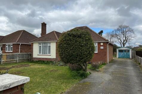 Newlands Copse, Blackfield SO45 3 bed detached bungalow for sale