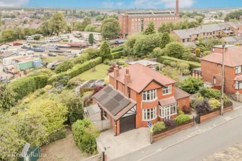 Black Road, Cheshire SK11 3 bed detached house for sale
