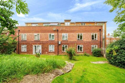Courtlands, Maidenhead, Berkshire 2 bed apartment for sale