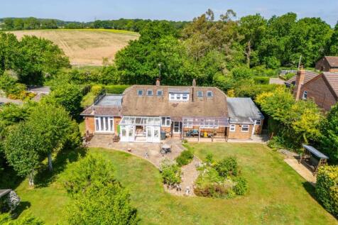 Dunstable Road, Luton LU1 4 bed bungalow for sale