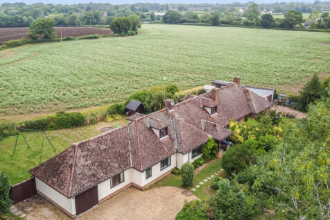 South End, Hertfordshire SG10 5 bed bungalow for sale