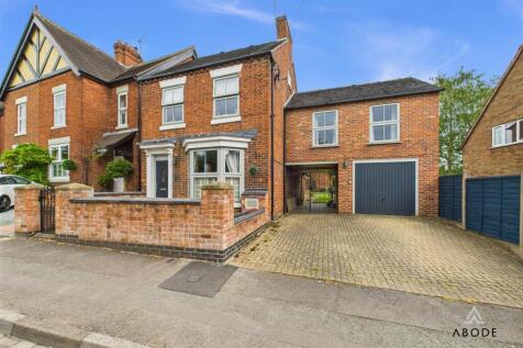 Stone Road, Uttoxeter ST14 4 bed detached house for sale