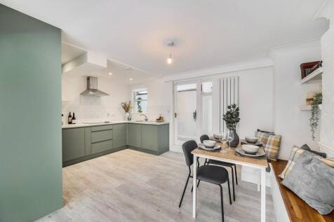 Wandsworth Bridge Road, Fulham... 2 bed flat for sale