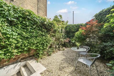 Wandsworth Bridge Road, Fulham... 2 bed flat for sale