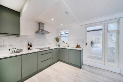 Wandsworth Bridge Road, Fulham... 2 bed flat for sale