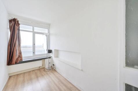 Tangley Grove, Roehampton, London, SW15 2 bed flat for sale