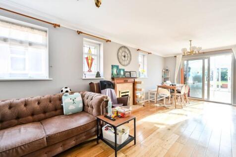 Louis Fields, Fairlands, Guildford, GU3 4 bed bungalow for sale