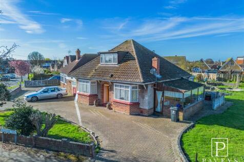 Alleyne Way, Tudor Estate, West Clacton 4 bed chalet for sale