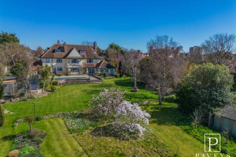 6 bedroom detached house for sale
